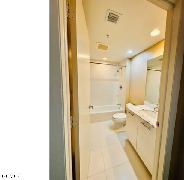 2 bed, 2.0 bath, 1008 sqft, $1,750 — Photo 3