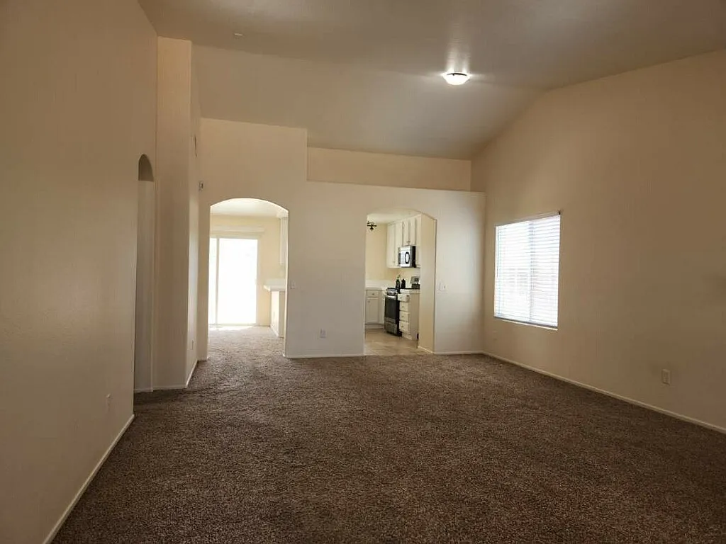 4 bed, 1603 sqft, $2,195 — Photo 3