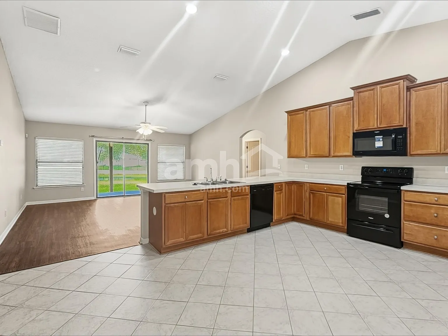 4 bed, 2.0 bath, 2070 sqft, $2,720 — Photo 4