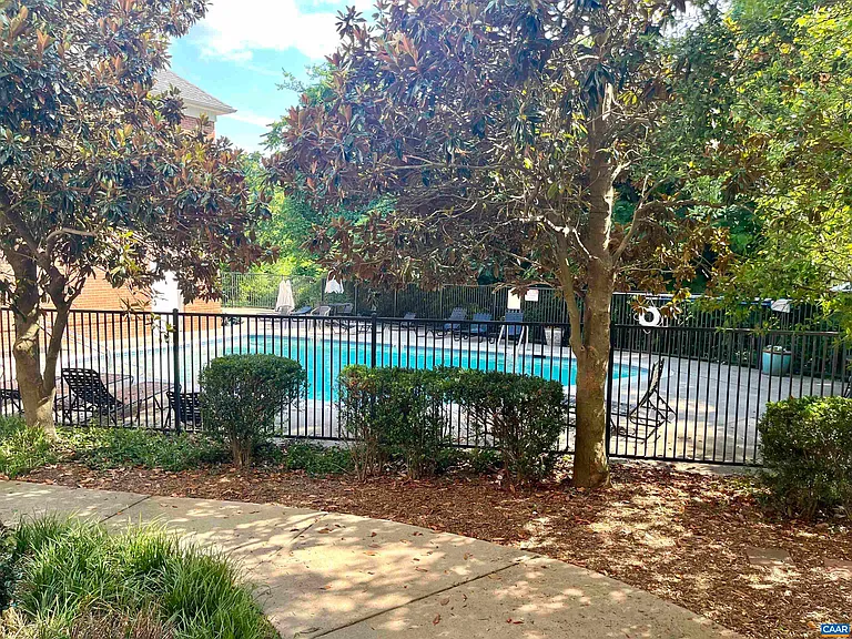 300 Riverbend Dr #2C — Photo 9