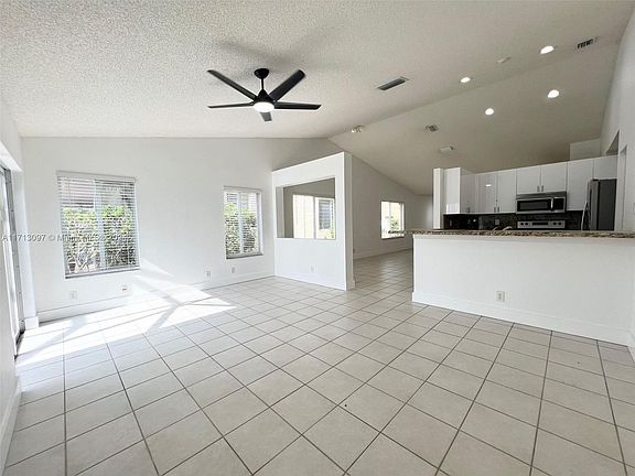 4th image of 1427 Presidio Dr #1427