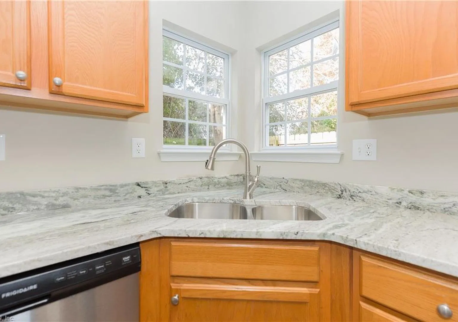 Beautiful 4 Bedroom In Sought After River Breeze, Chesapeake! — Photo 3
