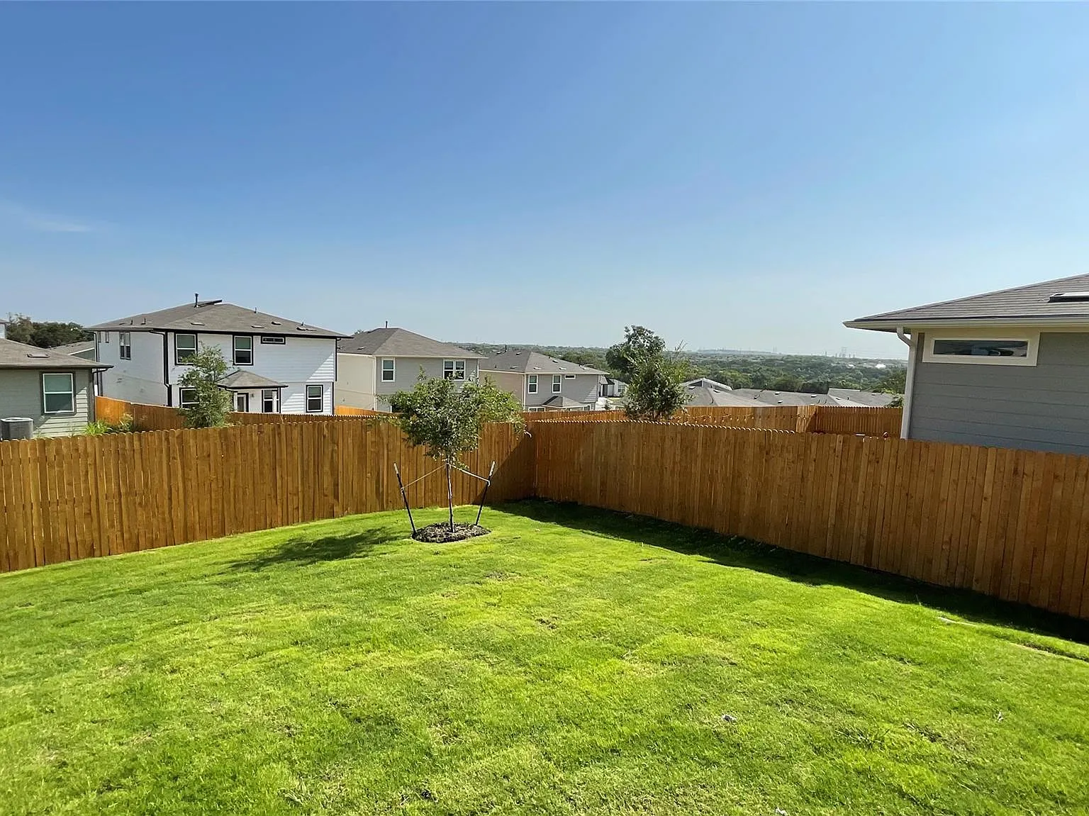 4 bed, 2.5 bath, 2385 sqft, $2,500 — Photo 2