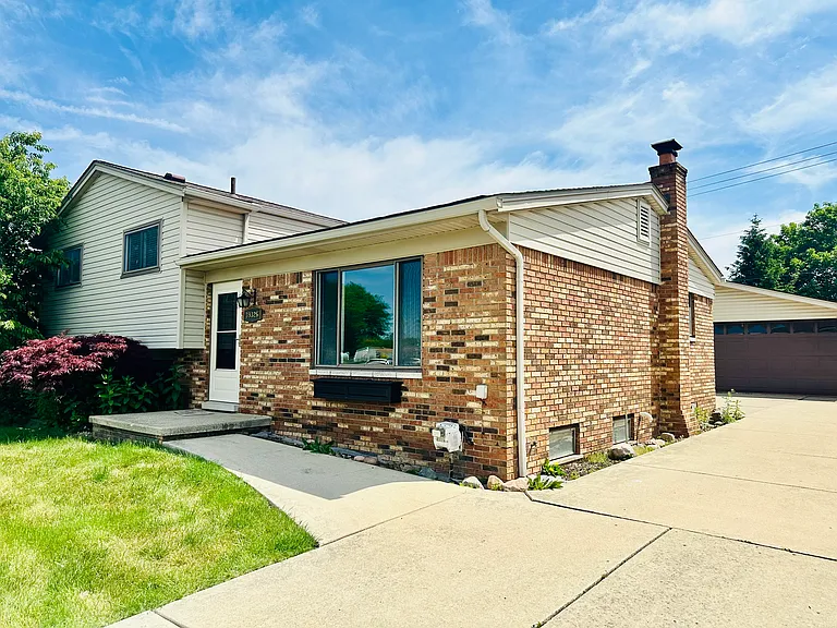 39326 Roland Dr — Photo 2