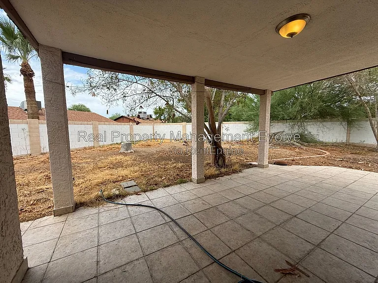 513 E Wickieup Ln — Photo 19