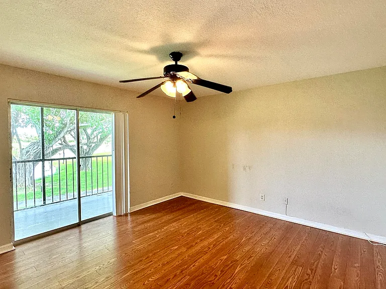 1632 Meadows Cir W — Photo 17