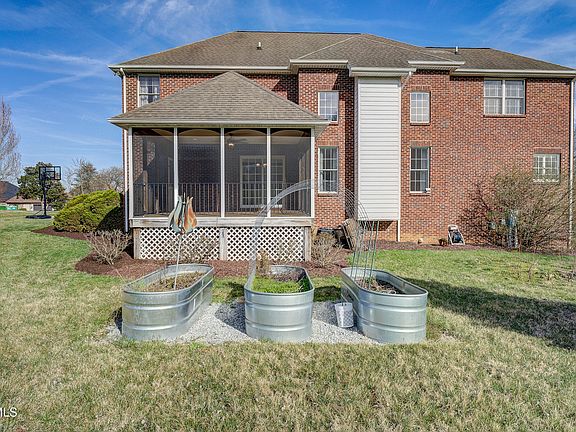 63rd image of 405 Heather View Dr