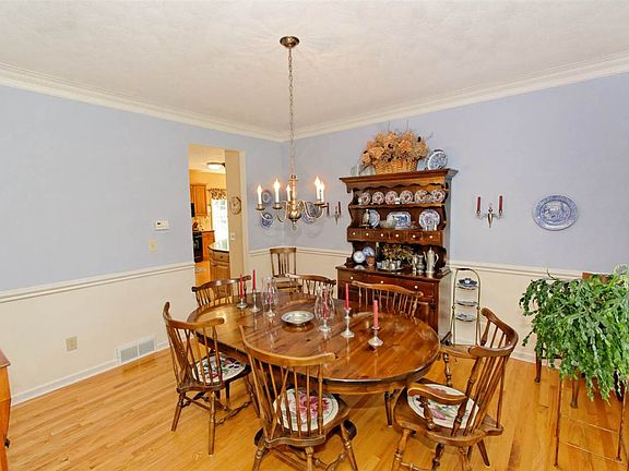 4th image of 11 Bergen Woods Dr