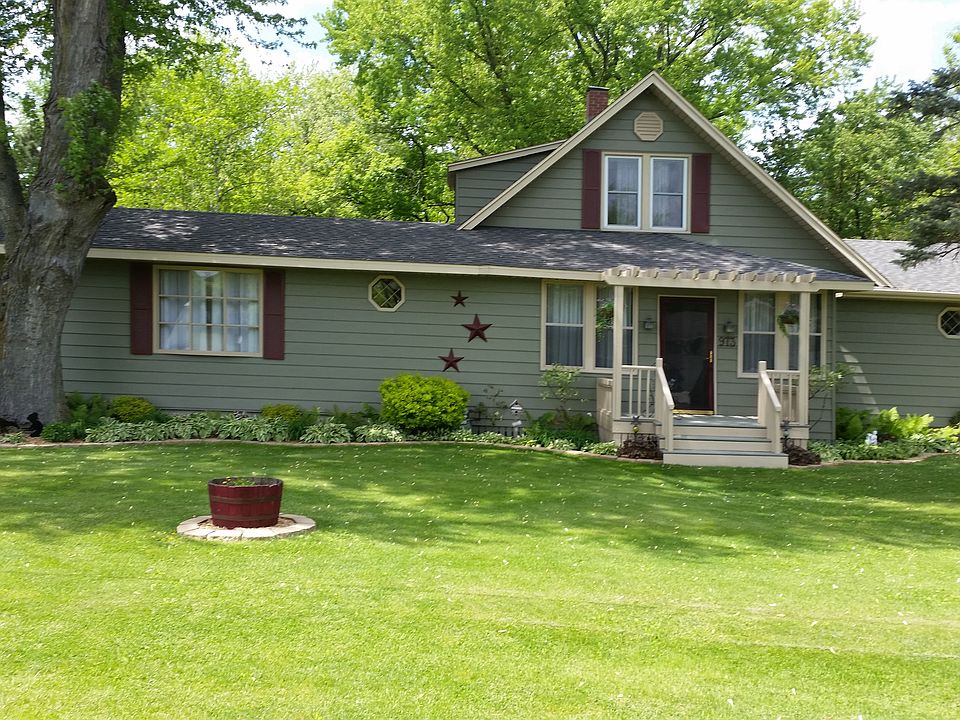 Frontal View House/Arbor