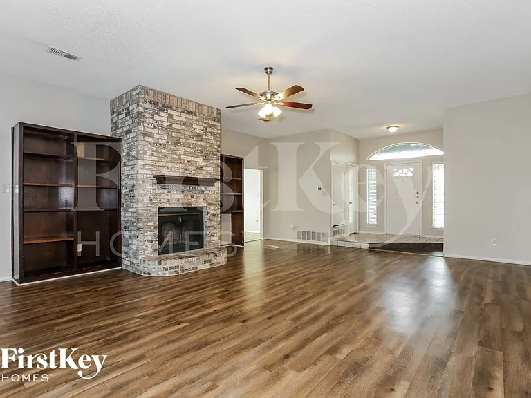714 Windridge Ln — Photo 2