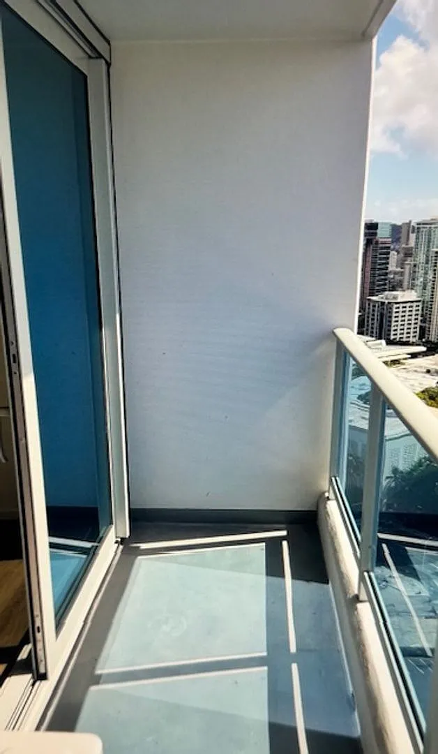 Modern end-unit with ocean views at Kapiolani Residence — Photo 4