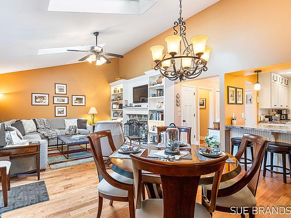 5th image of 833 Brook Village Ct