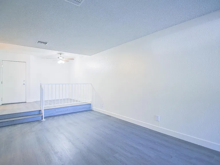 Marathon Apartments — Photo 12
