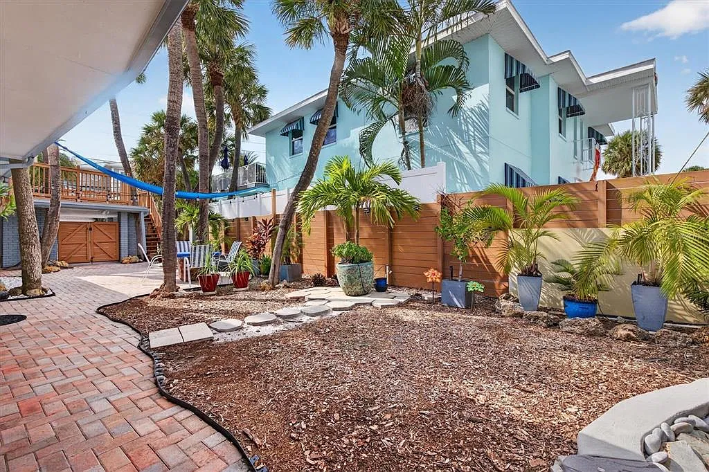 2 bed, 1.0 bath, 736 sqft, $2,300 — Photo 2