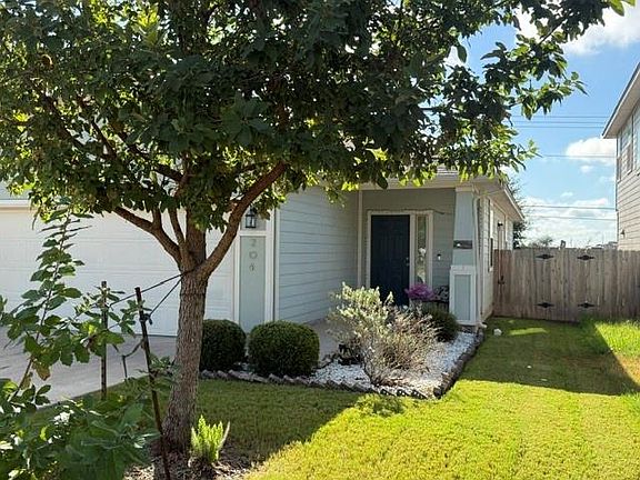 3rd image of 204 Twisted Oaks Ln