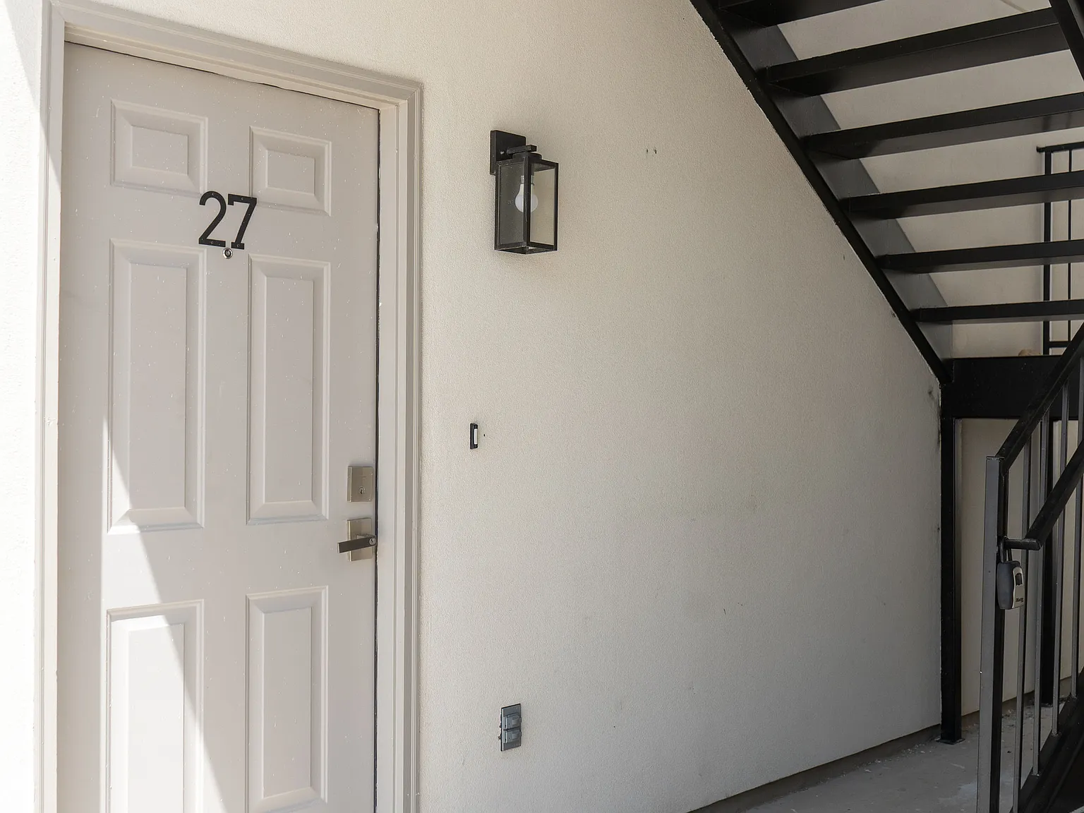7518 Raymond Chandler Dr — Photo 2