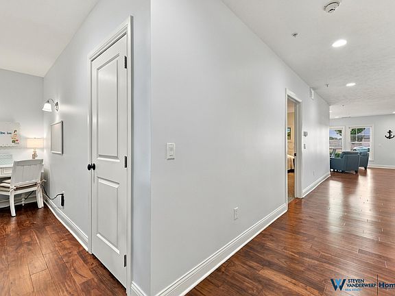 5th image of 917 W Savidge St Unit 39