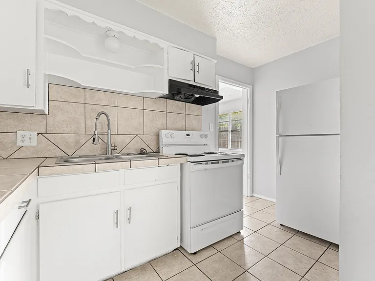 500 E Craven Ave #6 — Photo 5