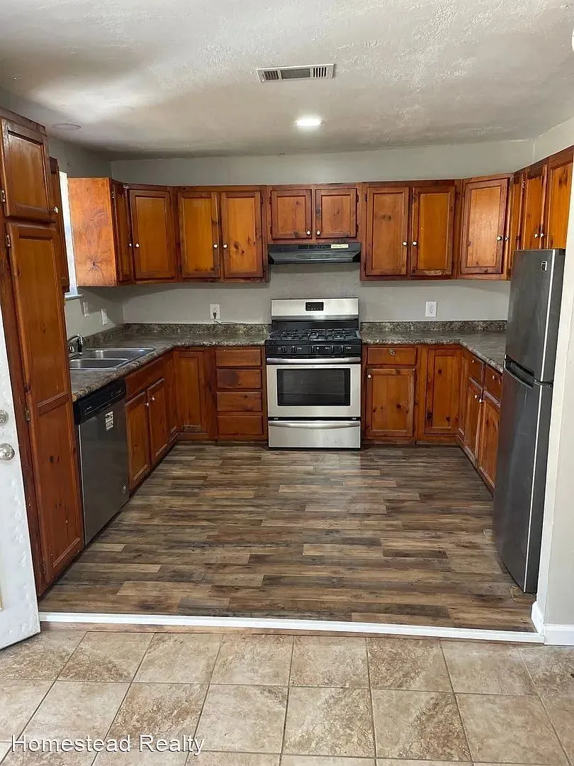 3 Bedroom, 2 Bathroom Home for Rent in Silsbee — Photo 2