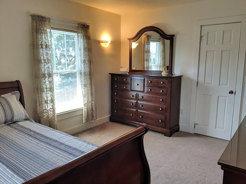 5 bed, 2225 sqft, $880 — Photo 4