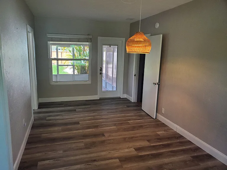 642 38th Ave NE — Photo 29