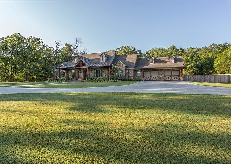 2nd image of 7422 Bear Hollow Rd
