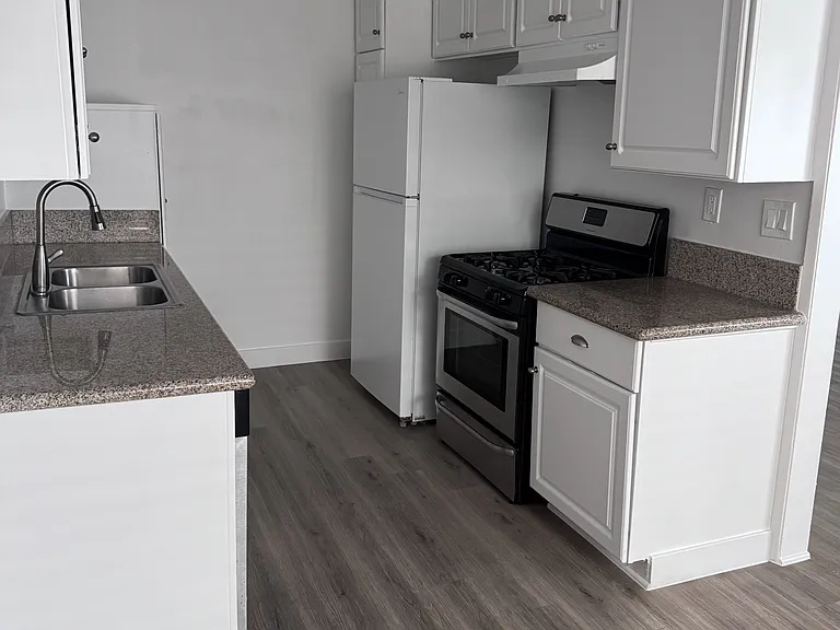 18337 Kittridge St #10 — Photo 2