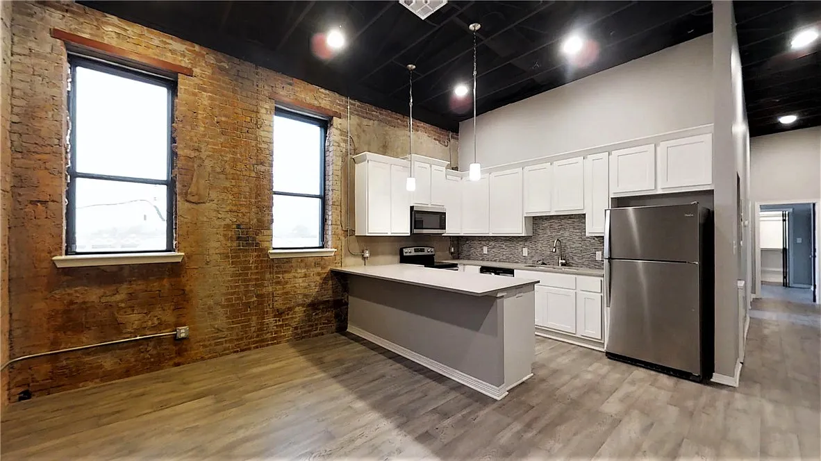 212 N Bryan Ave — Photo 2