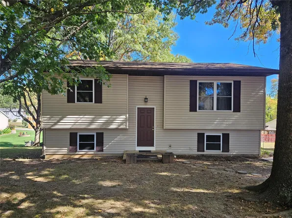 560 Crest St, Saint Clair, MO 63077