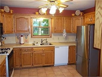 5th image of 8975 Hilltop Dr
