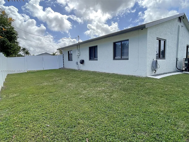 1370 NW 3rd St — Photo 36