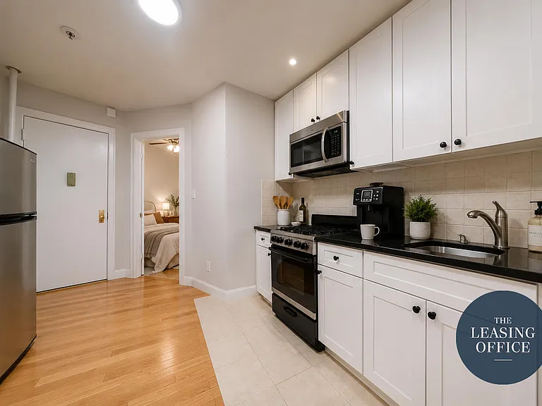 448 W 46th St #3RE — Photo 4