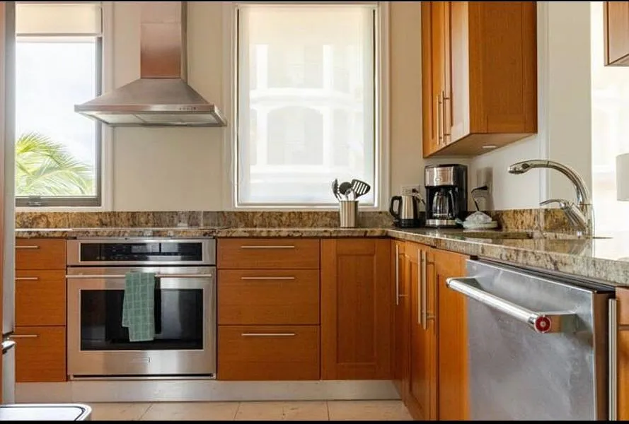 3 bed, 3.5 bath, 2696 sqft, $10,000 — Photo 3