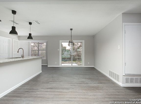 5th image of 4807 Lambeth Dr