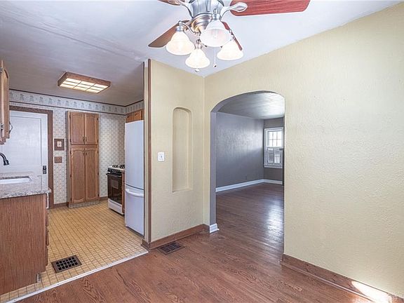 5th image of 2905 Whittier Ave
