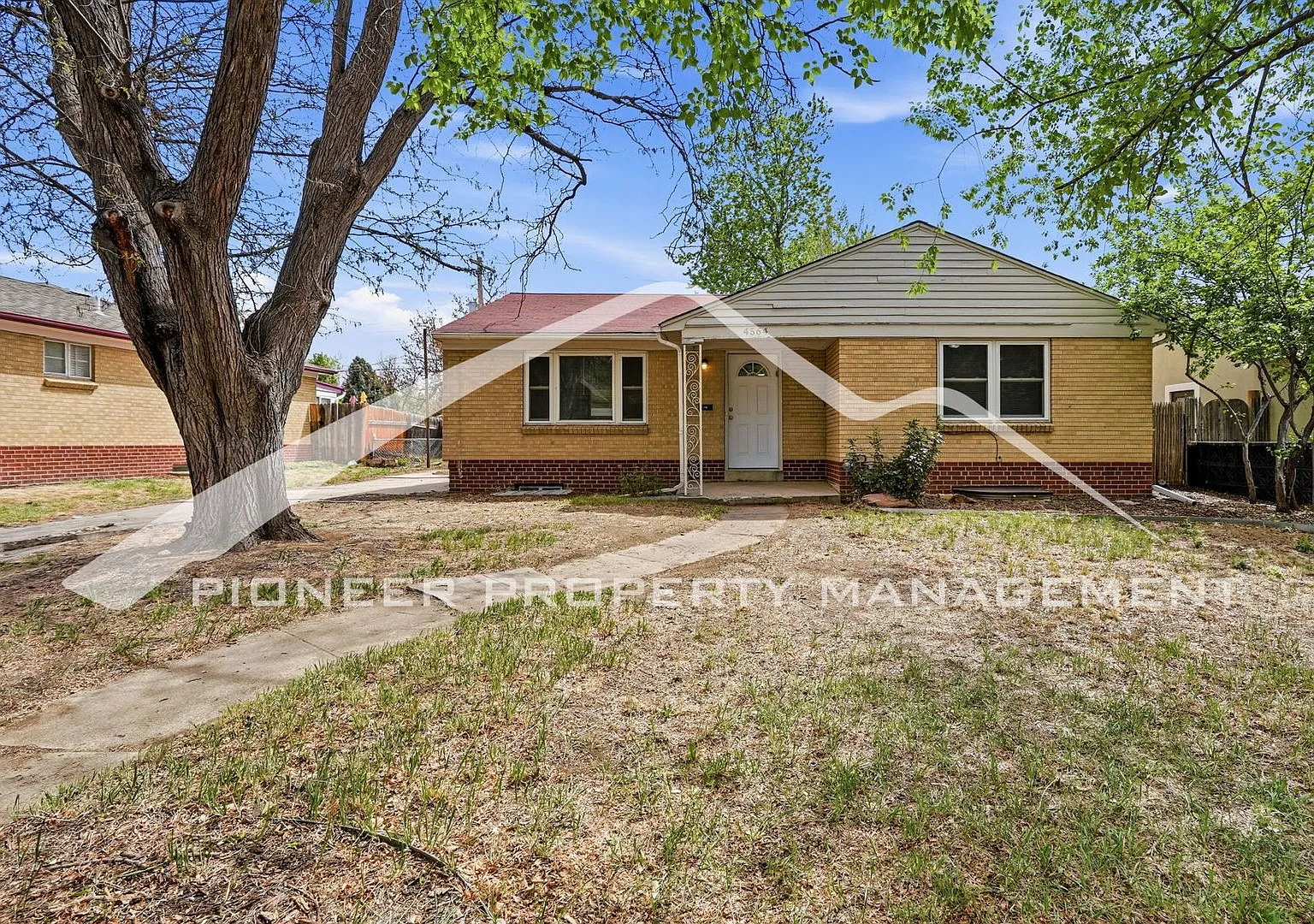 Spacious Home with Washer/Dryer and Fenced Yard — Photo 1