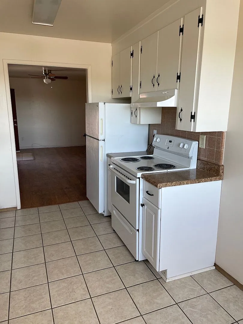 2 Bedroom, 1 Bath Apartment — Photo 1