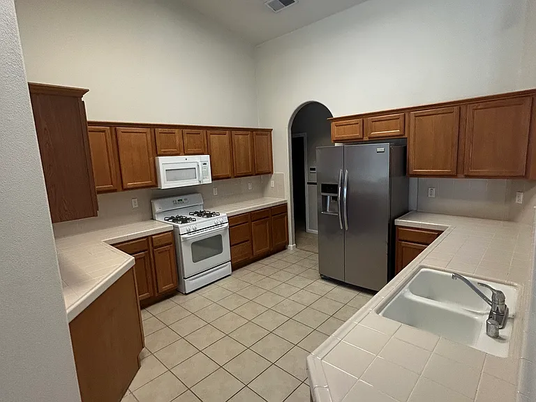2240 Lorena Ave — Photo 4
