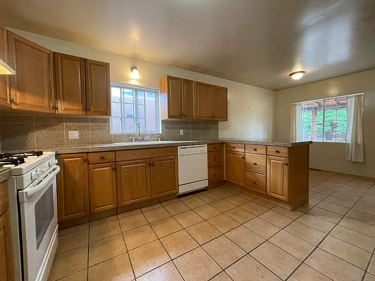 212 S El Rancho Rd — Photo 7
