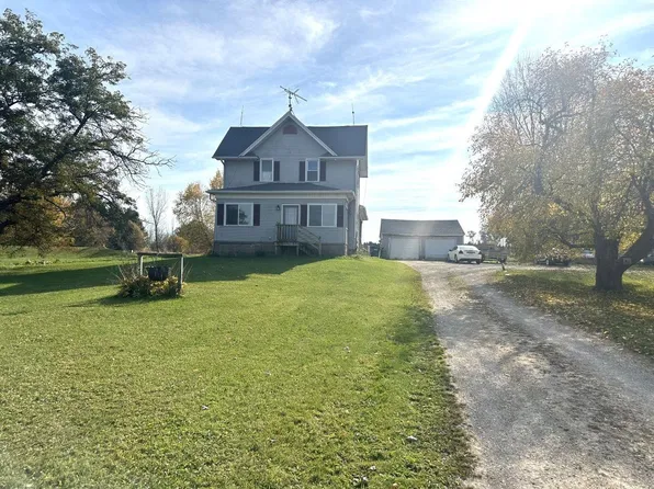E8875 Huntley Rd, New London, WI 54961
