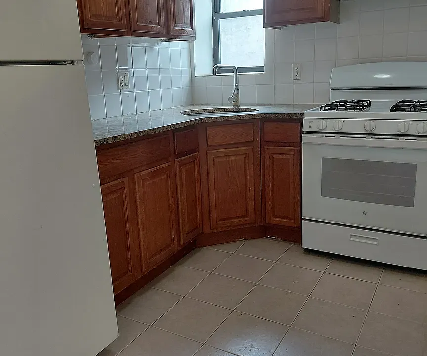 1637 Saint Marks Ave #4R