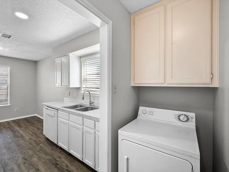 606 Kings Way Dr — Photo 9