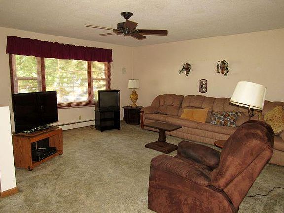 3rd image of 19 Clover Ln