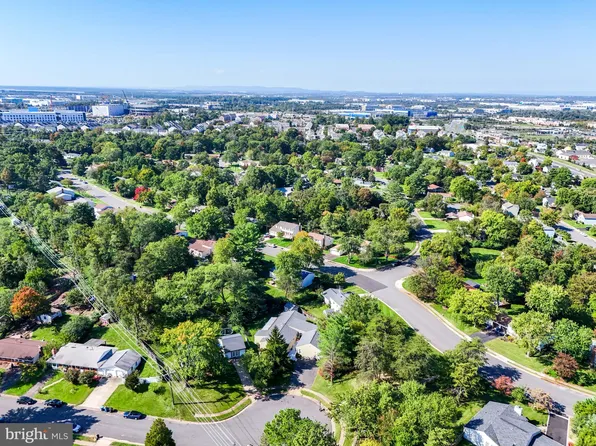 915 W Redwood Rd, Sterling, VA 20164