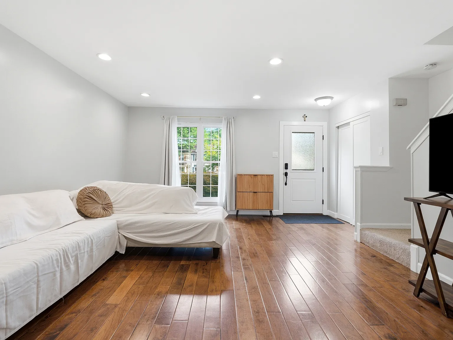 3 bed, 2.5 bath, 1584 sqft, $3,200 — Photo 2