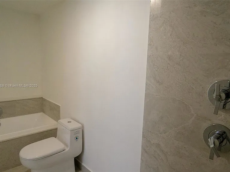 488 NE 18th St #1809 — Photo 19