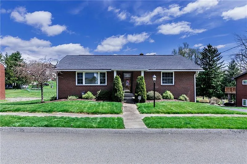 96 Mayflower Dr photo 1