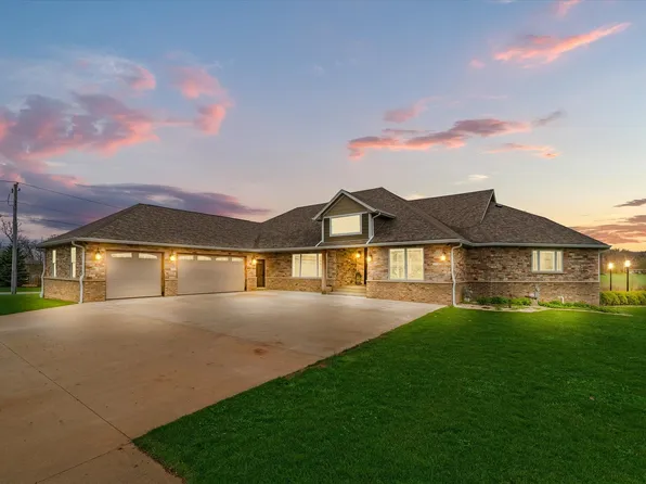 10016 E Hickory Ridge Dr, Rochelle, IL 61068