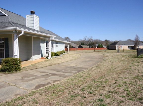 4th image of 32 Whippoorwill Ln