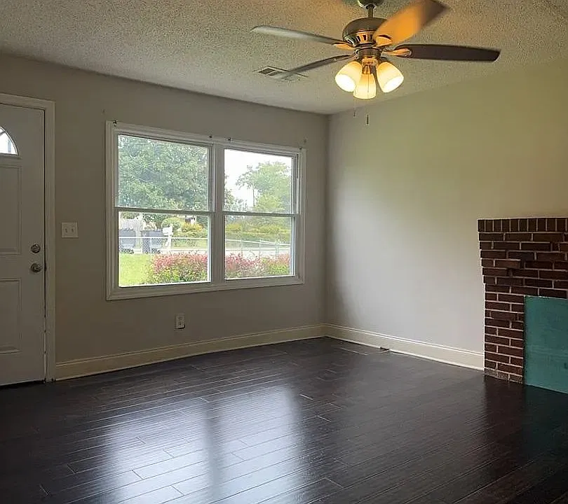 3 Bedroom 1 Bathroom Home — Photo 3